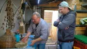 Jürgen (li.) will Wendelin vom selbst gebackenen Flammkuchen überzeugen