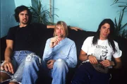 Kurt Cobain (M.) und seine Band Nirvana machen das Musikgenre "Grunge" zum Welterfolg.