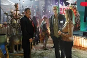 Um den Tod einer Zirkusartistin zu klären, tauchen Catherine (Marg Helgenberger, r.) und D.B. Russell (Ted Danson, 2.v.r.) in die wundersame Welt eines Wanderzirkus ein und lernen allerhand kuriose Gestalten kennen. (l. Darst. unbekannt).