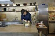 Lucie gewinnt aus Apfelresten einen aromatischen Essig.