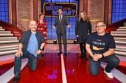 Moderator Kai Pflaume (M.) und seine Rateteam-Kapitäne Bernhard Hoëcker (l.) und Elton (r.) begrüßen in dieser Sendung die Schauspielerin Margarita Broich (2.v.l.) und die Schauspielerin Diana Amft (2.v.r.).