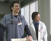 Dr. Kevin Casey (Michael J. Fox, r.) kommt als Gastprofessor ans Sacred Heart und J.D. (Zach Braff, l.) ist sofort schwer beeindruckt von ihm ...