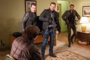 V.l.: unbekannte Person (unbekannter Darsteller, Rückansicht), Antonio Dawson (Jon Seda), Jay Halstead (Jesse Lee Soffer), Adam Ruzek (Patrick John Flueger)