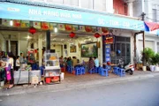 Das „Bánh tôm Hoà Nhã“, ein beliebter Ort in der Nähe des Ho-Tay-Tempels in Hanoi, Vietnam, der „Bánh tôm“ serviert, eine beliebte Leckerei aus frittierten Garnelenfrikadellen.