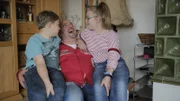 Witzemeister Markus Lukas, alias Gstanzlsänga Lucky, beim Witze erzählen mit seinen Kindern Franz Lukas und Paula Lukas.