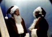 Santa (Bill Erwin, l.) teilt seinem Double mit, dass er der echte Weihnachtsmann ist.