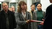 Lena Birkwald (Lisa Wagner, M.) händigt Sven Lebert einen Durchsuchungsbefehl für die Firma aus.