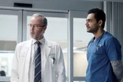 L-R: John Hannah als Jed Bishop, Hamza Haq als Bashir Hamed
