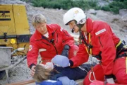 Peter Berger (Serge Falck) und Dr. Mark Harland (Urs Remond) versorgen Ulrike Berger (Laura Sonntag).