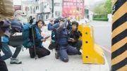 In Taiwan trainieren Zivilisten das Überleben bei Krisen und Katastrophen im urbanen Raum. Hier wird das Navigieren bei ausgefallenem Funknetz geübt.