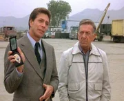 Anthony Giavelli (Gary Wood, l.) vom Gesundheitsamt und Quincy (Jack Klugman) versuchen fieberhaft eine illegale Müllkippe zu finden.