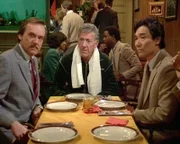 Obwohl der Fall gelöst ist, können sich Quincy (Jack Klugman, Mi.), Sam (Robert Ito, re.) und Dr. Astin (John S. Ragin) nicht wirklich freuen.