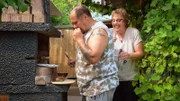Alex und Bianca genießen seltene Zeit zusammen im Garten.