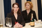 Agnes (Susanne Szell, r.) versucht die schockierte Inka (Stefanie Höner, l.) zu trösten.