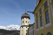 Einer der markanten Zwiebeltürme des Stift Stams.