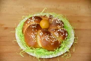 Ein Osterkranzl aus Germteig darf am Tisch nicht fehlen.