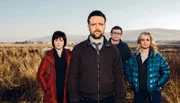 Ein starkes Team: Chief Inspector Tom Mathias (Richard Harrington, vorne) mit seinen Ermittlern Constable Lloyd Ellis (Alex Harries, 2. v. re.), der temperamentvollen Siân Owens (Hannah Daniel, re.) und der scharfsinnigen Inspektorin Mard Rhys (Mali Harries, li.).