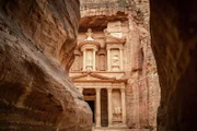 Petra war die Hauptstadt der Nabatäer und liegt in einem  weiten Talkessel im Bergland von Edom.
