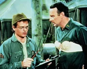Die Serie dreht sich um den Alltag einer amerikanischen Sanitäreinheit im Korea-Krieg, deren Camp hinter der Frontlinie liegt. Das Herzstück ist die Chirurgie, die von Captain Benjamin Franklin "Hawkeye" Pierce geleitet wird, der ein genialer Chirurg, Weiberheld, Pokerspieler und vor allem Pazifist ist. Die Besatzung ist ein bunter, meist chaotischer Haufen aus Ärzten, Schwestern und Militärs.