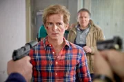 Paul (Daniel Roesner, l.) und dessen Vater Klaus Renner (Michael Brandner) sind in die FĂ¤nge der Verbrecher geraten und schweben in Lebensgefahr...