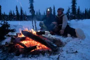 Nathan Brown macht beim Wintercamping und bei der Karibu-Jagd ein Feuer. (National Geographic für Disney/Mike Fennell)