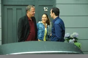 Mike ist positiv überrascht, als Trixi seinen Freund Kroll zum Familienessen einlädt. Von links: Trixi (Doreen Dietel) und Mike Preissinger (Harry Blank).