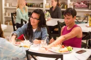 Doris (Ali Wong, l.); Angela (Carly Hughes, r.)