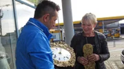 Trödelexperte Mauro Corradino und Mechthild verkaufen die Burgunder Uhr.
