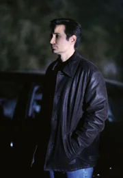 FBI-Agent Fox Mulder (David Duchovny) sieht ein, dass er sich endlich den Dämonen aus seiner Vergangenheit und Gegenwart stellen muss.