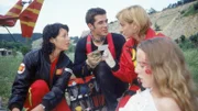 Eine Rockkonzertbühne ist zusammengebrochen und Tina (Sarah Berg, re.) wurde verletzt. Ein weiteres Mal bietet Roadie Florian (Jo Weil) der Medicopter-Crew mit Gina (Julia Cencig, li.) und Karin (Roswitha Meyer) seine Unterstützung an und outet sich als gelernter Sanitäter.