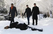 "CSI NY", "Blutsauger." Das CSI-Team wird in den verschneiten Central Park gerufen, wo die Leiche einer jungen Frau gefunden wurde. Sogleich fällt den Ermittlern eine kreuzförmige Narbe am Handgelenk der Toten auf. Mac und seine Truppe finden heraus, dass es sich dabei um das Erkennungszeichen eines mysteriösen Vampirkults handelt. Als sie im Kühlschrank des Sektenführers eine scheußliche Entdeckung machen, scheint der Fall beinahe gelöst. Doch dann tauchen neue Beweise auf, die in eine andere Richtung führen.Im Bild (v.li.): Hill Harper (Dr. Sheldon Hawkes), Eddie Cahill (Det. Don Flack), Gary Sinise (Det. Mac Taylor).