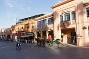 Der Platz Jemaa el Fna im Herzen der Medina von Marrakesch, ein UNESCO-Weltkulturerbe, ist ein Wirbelwind aus Sehenswürdigkeiten, Geräuschen, Gerüchen und Einkaufsmöglichkeiten.