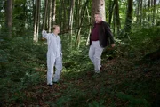 Ein Kollege der Spurensicherung (Komparse, l.) zeigt Kommissar Stadler (Dieter Fischer, r.) den Weg zum Tatort.