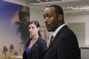 Cassady (Milena Govich, li.) und Green (Jesse L. Martin, re.) ermitteln im Fall eines Ermordeten, der in einer Reality-TV Sendung als Pädophiler geoutet wurde.