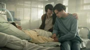 Michael Glück (Daniel Langbein, Mitte) und Jona Kepler (Thomas Prenn, re.) am Krankenhausbett von Ursula Glück (Amelie Kiefer, li.).