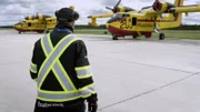 Flugzeugingenieure sorgen dafür, dass Löschflugzeuge in bestem Zustand sind.