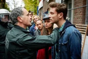 Paul (Daniel Roesner, hinten, l.) und Semir (Erdogan Atalay, 3.v.r.) kommen dazu, als der Polizei-Einsatzleiter (Rainer Kaupichler, l.) das von Lea (Kirstin Suckow) und Martin (Jannik Schümann, r.) besetzte Haus räumen will.