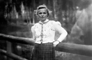 5 Jahre, 8 Monate und 8 Tage dauerte der Zweite Weltkrieg in Europa. Wie erlebten ihn die Menschen in Deutschland? Wer waren sie 1939, als der Krieg begann? Wer waren sie 1945, als er endete? Tagebücher erzählen in „Hitlers Volk“ vom Leben der Deutschen im Krieg. Sieben Lebenslinien, sieben Schicksale aus Deutschland - zwischen Gefolgschaft, Karriere, Zerrissenheit, Anpassung, Verzweiflung und Tod. - Inge Thiele ist eine junge Gärtnerin aus dem Ruhrgebiet auf der Suche nach dem Mann fürs Leben. Bis zum Ende des Krieges ist sie von Hitler überzeugt. Ihr Name ist auf Wunsch der Familie anonymisiert.