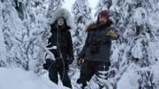Clare Morrisette-Calvert und Mario Quezada stellen in ihrem Gebiet Pelzfallen auf. (National Geographic für Disney)
