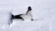 Für Jey geht es heute auf die Skipiste (inkl. Flachmann). Julia und Tim hingegen zieht es ins Stadion - doch vorher entlockt Julia Tim seine sehr konkrete Traumfrauvorstellung.