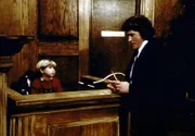 Jonathan (Michael Landon, r.) kann von Matty (Billy O'Sullivan, l.), dem Sohn der gegnerischen Anwälte, Erstaunliches über den Weihnachtsmann erfahren.