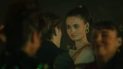 Ylva Dardenne (Philine Schmölzer, 2.v.r.) findet so langsam Interesse an dem ungeladen Gast Fabian Brigand (Max Schimmelpfennig, 2.v.l.).