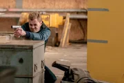 Adam Ruzek (Patrick John Flueger) versucht die Drogenbande zu überwältigen.