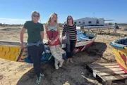 Tamina Kallert (mi.) besucht die Insel Culatra mit der Reiseführerin Diana Nunes (li.) und lernt dort Silvia Padinha (re.) kennen, die Präsidentin des Vereins der Inselbewohner, die sich für einen nachhaltigen Tourismus auf der Insel stark macht.