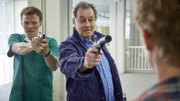 Magnus Bischoff (Sebastian Hülk, l.) hat seinen Vater Hannes Bischoff (Michael Abendroth) befreit und die beiden richten ihre Waffen auf Paul...