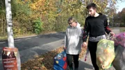 Jasmin und Maik sammeln Pfand, um sich eine günstige Kommode leisten zu können.