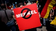 Plakat gegen die Bundeskanzlerin Angela Merkel auf einer AfD-Demo in Berlin.