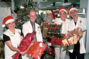 Weihnachten im Trispa-Supermarkt! Die Mitarbeiter (v.li.: Franziska Traub, Lutz Herkenrath, Georg Alfred Wittner, Gaby Köster, Kevin Lorenz)  wünschen ein frohes Fest!