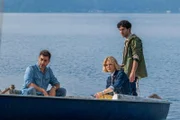 Sylvia (Emilia Fox) und Giovanni (Giovanni Cirfiera, l.) lassen sich von dem Fischer Piero (Gianvincenzo Pugliese, r.) zur Isola Polvese bringen.