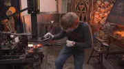 Ein Mann presst heißes Metall